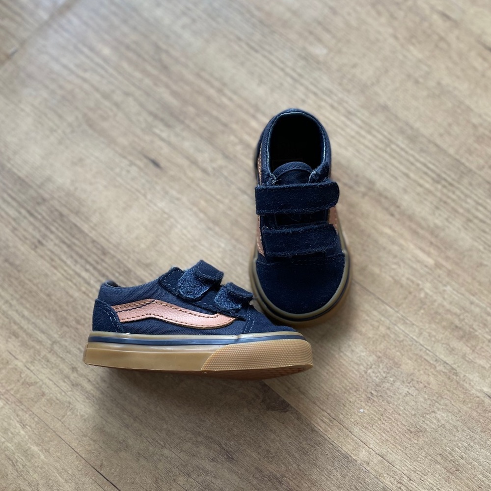 Vans Old Skool V sneakers. NAVY and Tan size 3